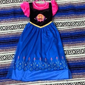 Girl’s 4t Anna sleeping gown.
